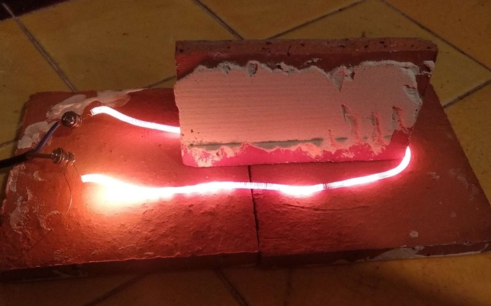 Heating element connected to 220V